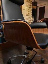 Czarny fotel obrotowy Teslo 3X z ekoskóry marki Elior