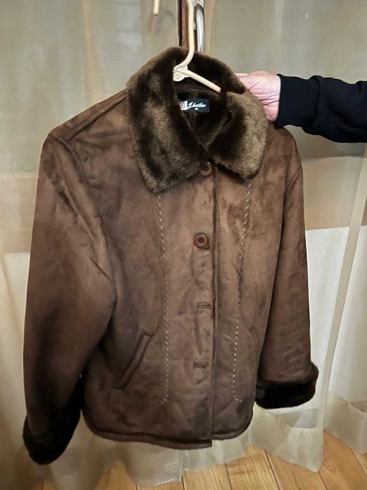 Lindo casaco em camurça e pelo