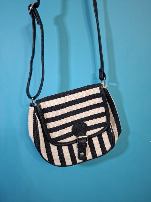 Mała czarnobiała torebka w paski Avon