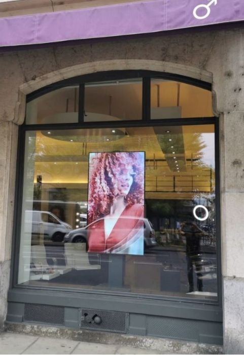 інформаційна панель, рекламний екран яскравий 65" Hisense  вивіска