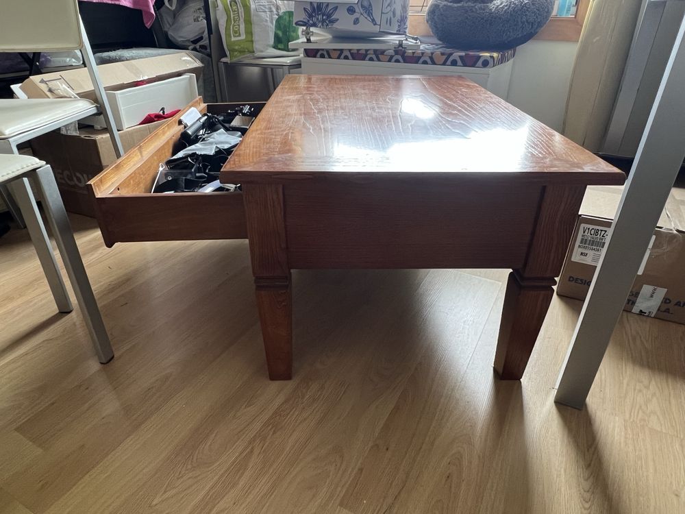 Mesa de centro em castanho com gaveta