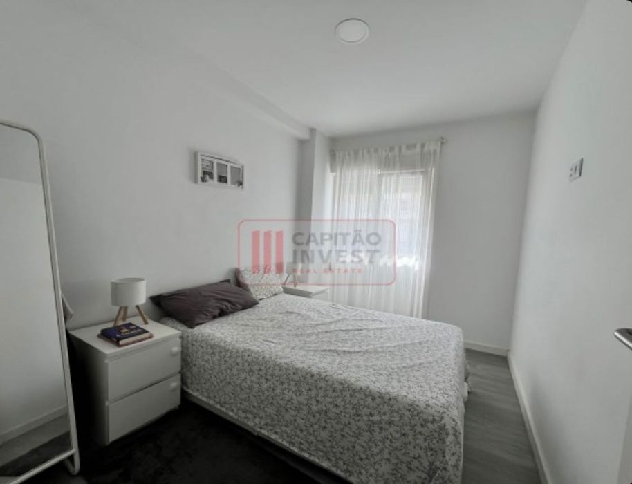 Cama de casal com arrumação