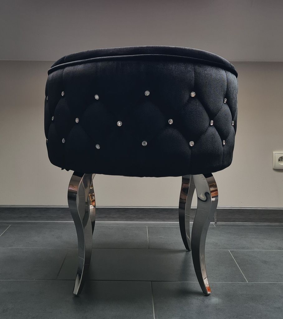 Czarny welurowy fotel GLAMOUR z kryształami