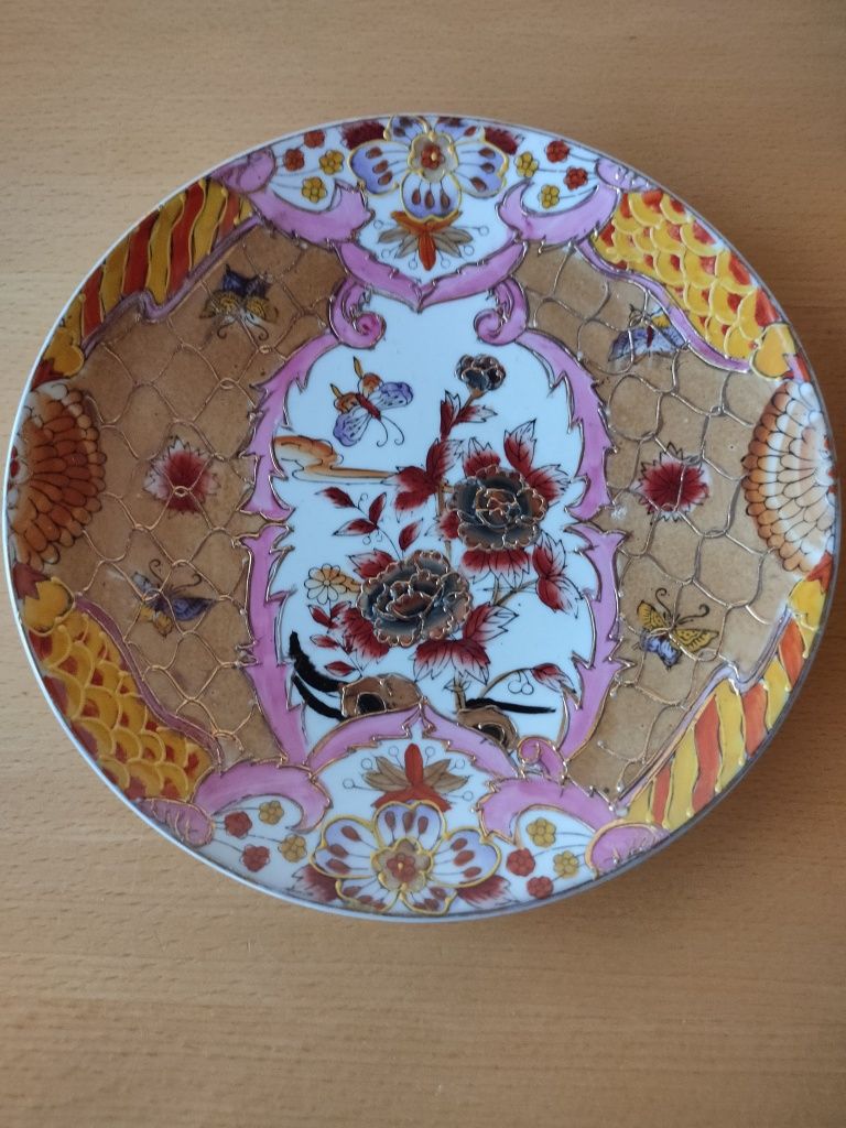 Conjunto de pratos decorativos.