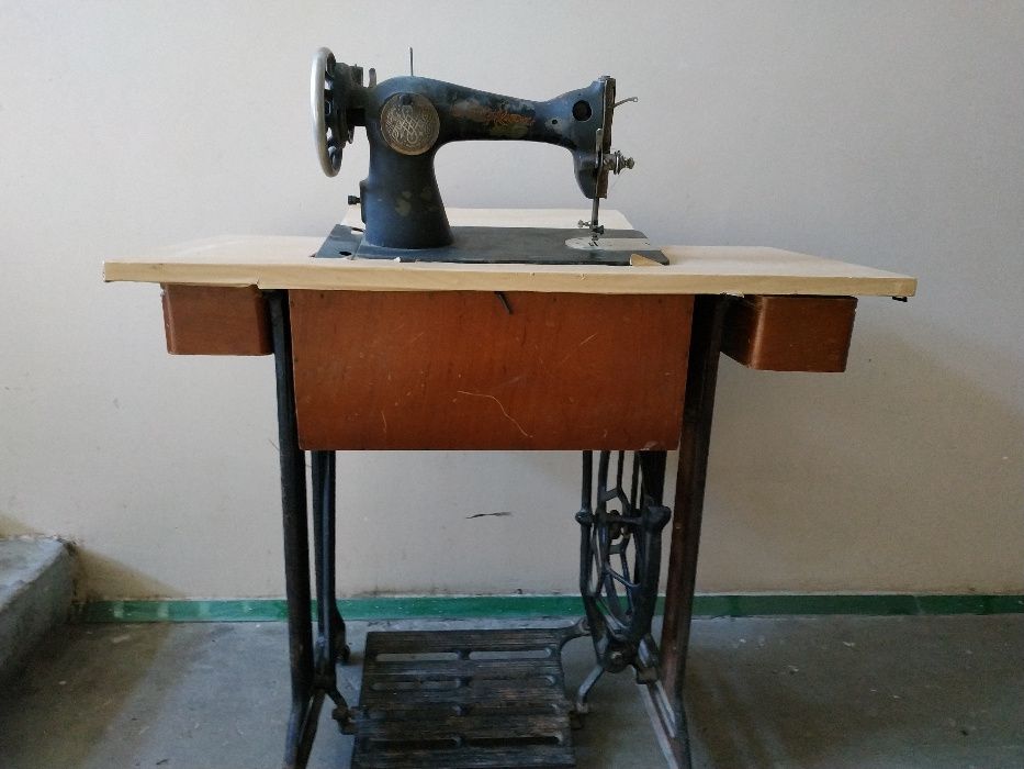 Швейная машинка с чугунной станиной