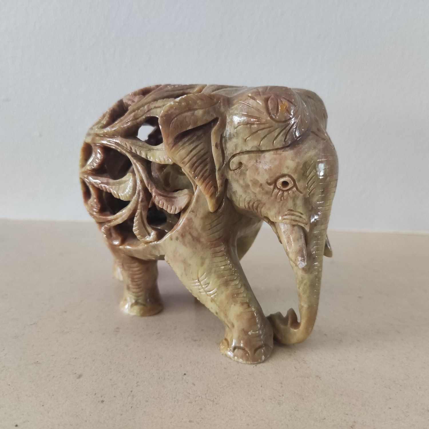 Pequena escultura de Elefante com bebe em pedra de sabão - antigo