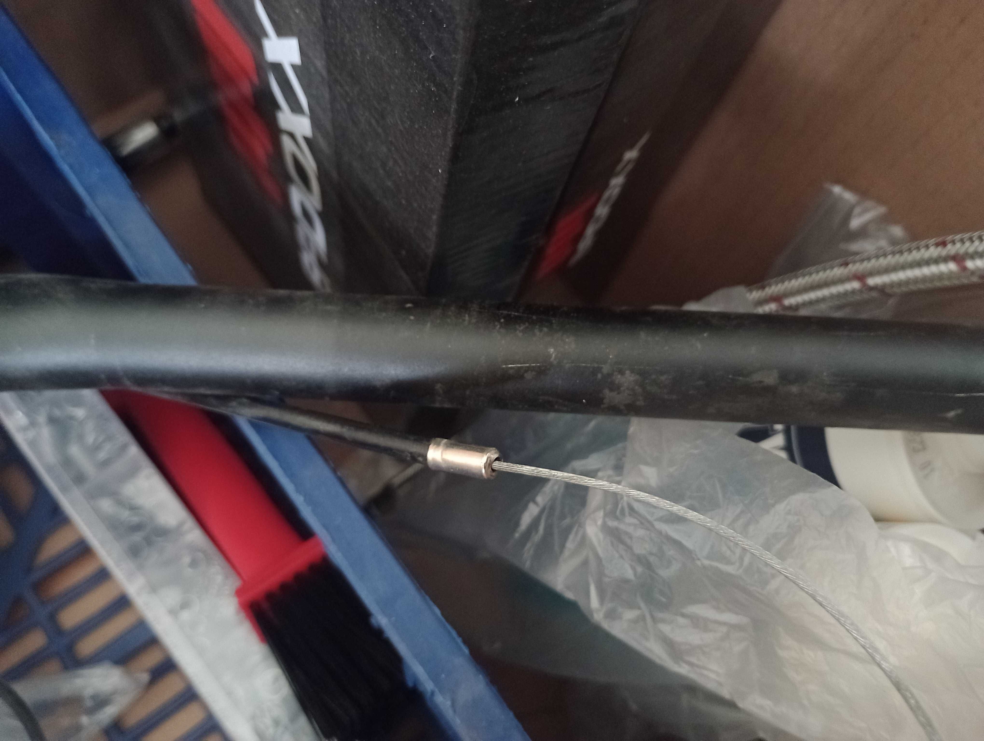 Części rowerowe z uszkodzonego roweru Scott