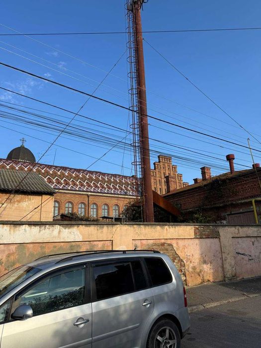 Масштабний будинок біля університету м. Чернівці