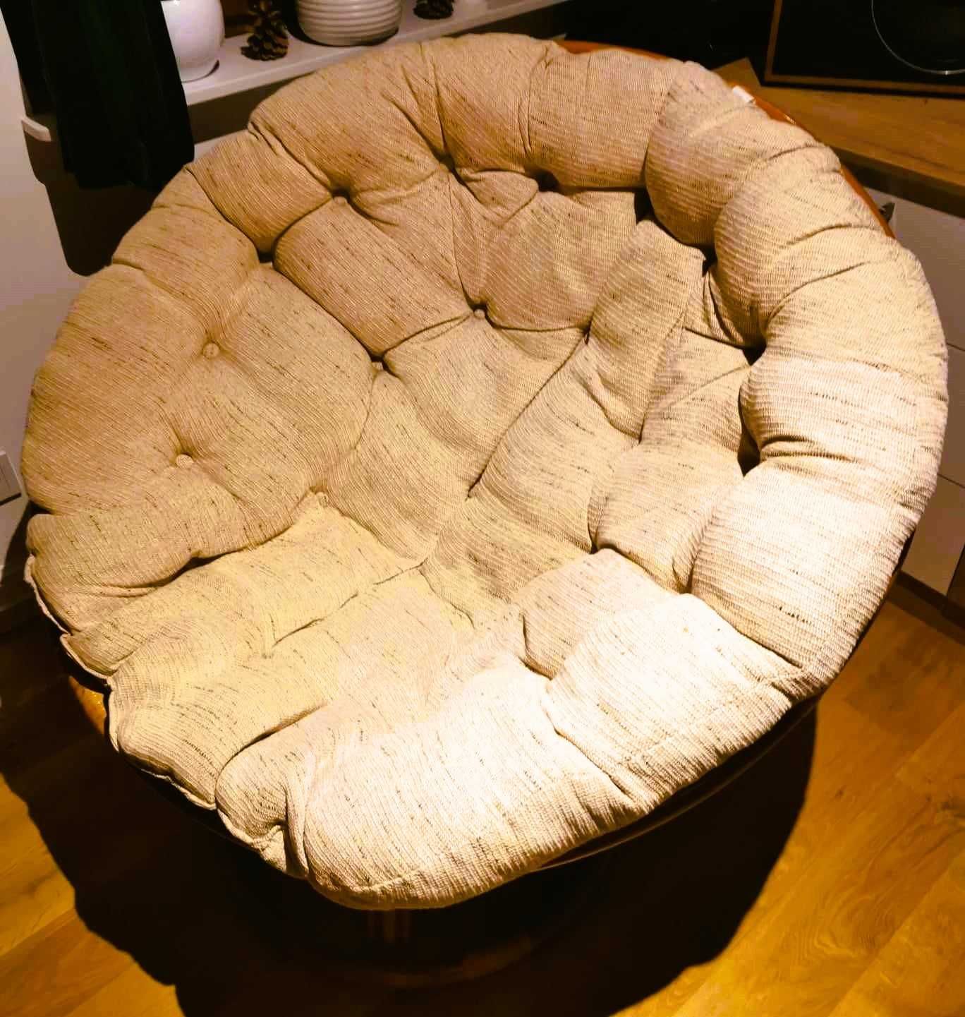 Fotel obrotowy naturalny rattan  z jasnobeżową poduszską.