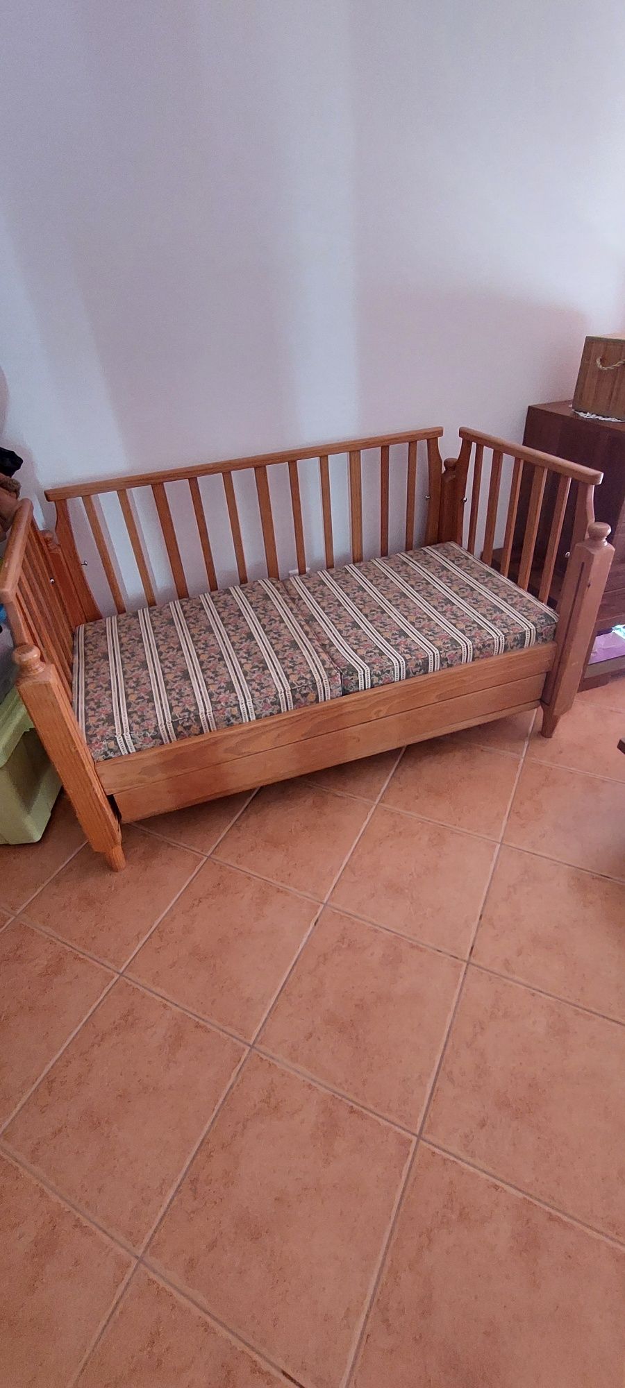 Cama de bebé em pinho maciço