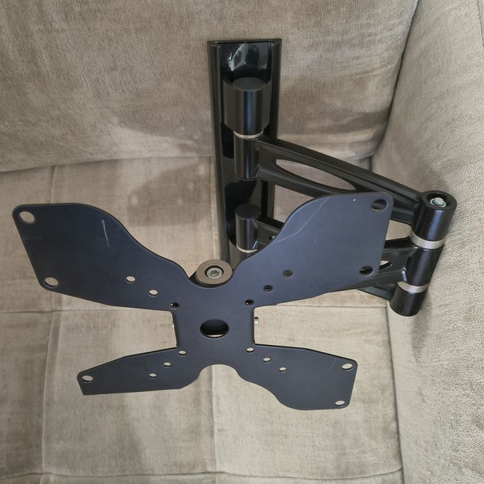 TV Sony z przystawką Google TV i uchwytem do ściany