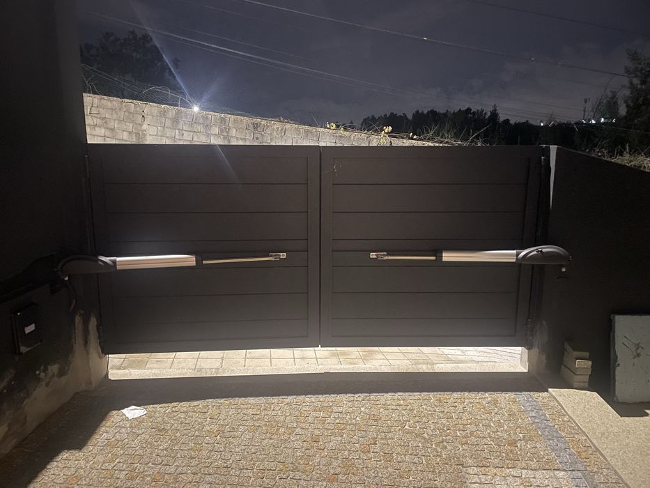 Vendo portão em aluminio lacado