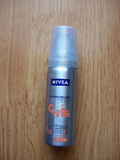 Pianka do włosów Nivea flexible curls 50 ml