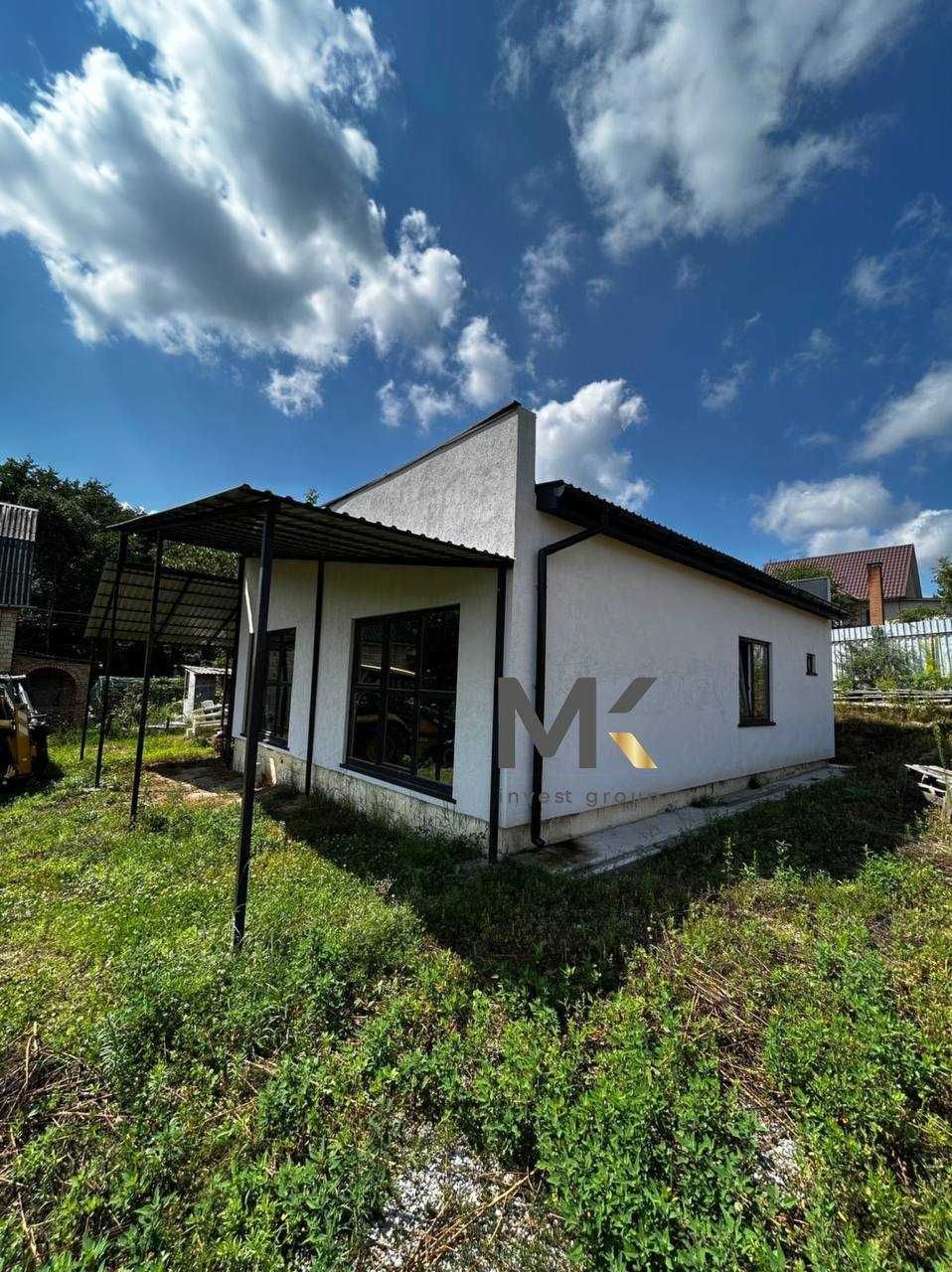 Будинок в мальовничому місці біля лісу .