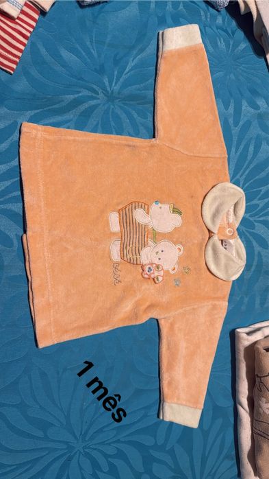 Várias camisolas de bebé