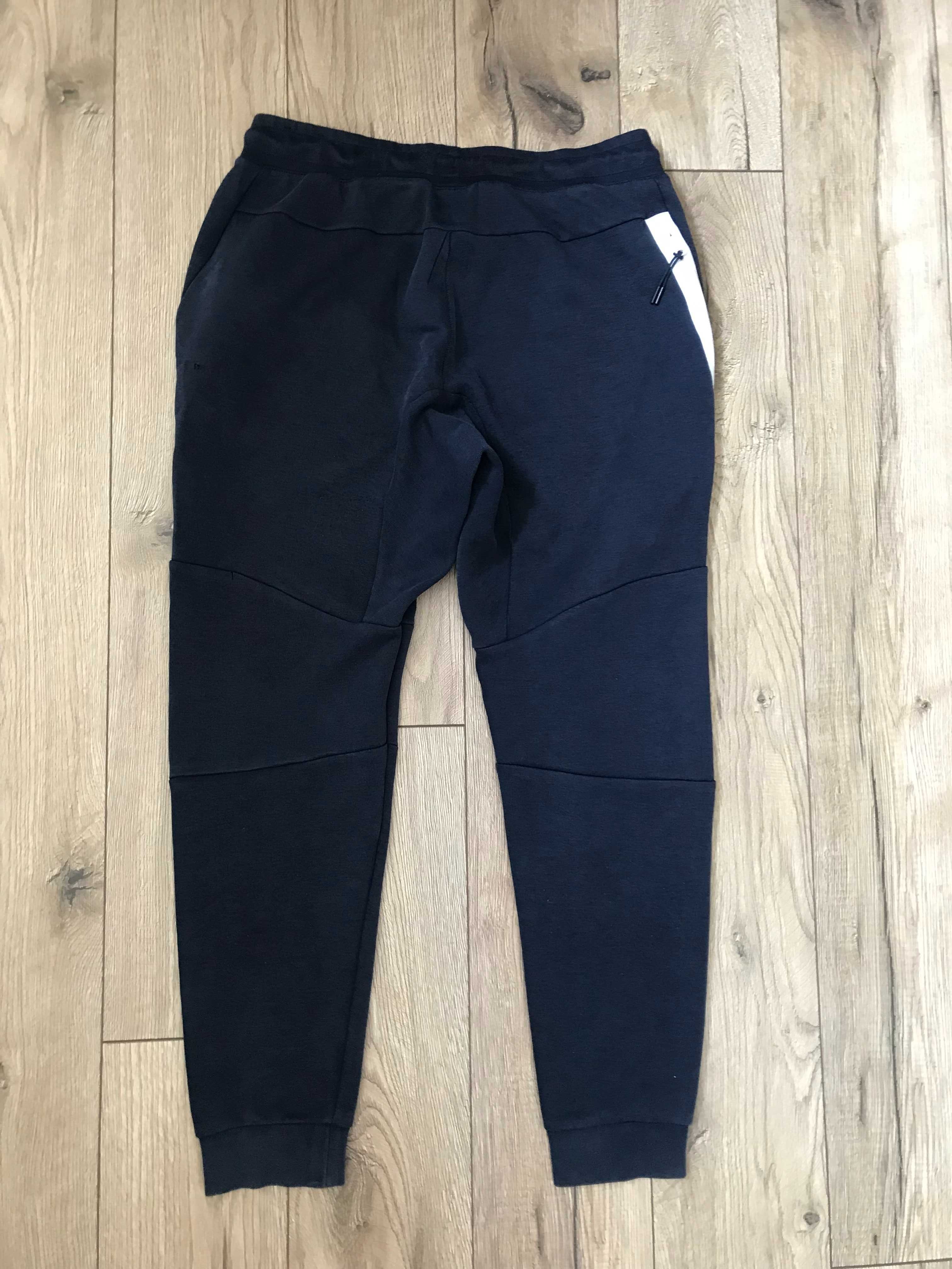 Spodnie dresowe Nike Tech-Fleece rozm. M ( nowa kolekcja)
