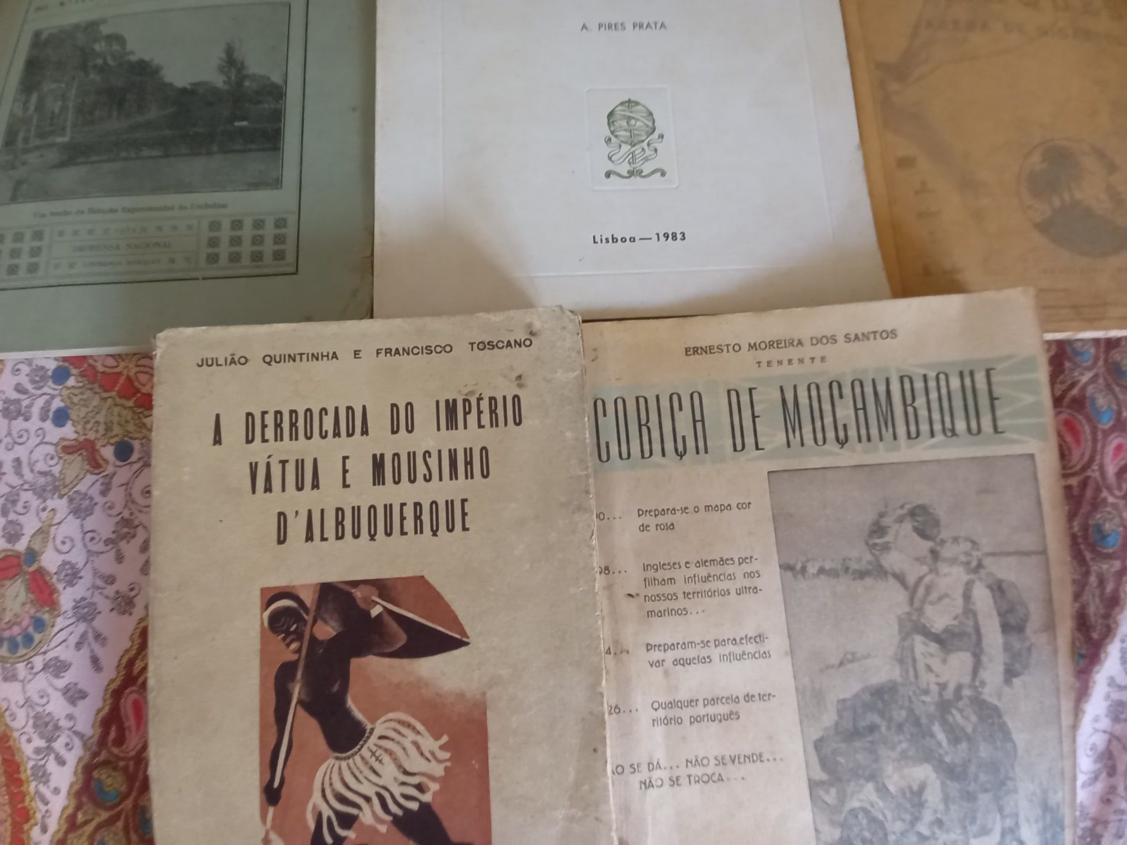 Conjunto barato de livros sobre Moçambique antigo