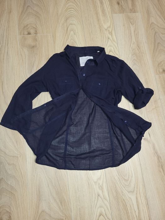 Cieniutka granatowa koszula zapinana