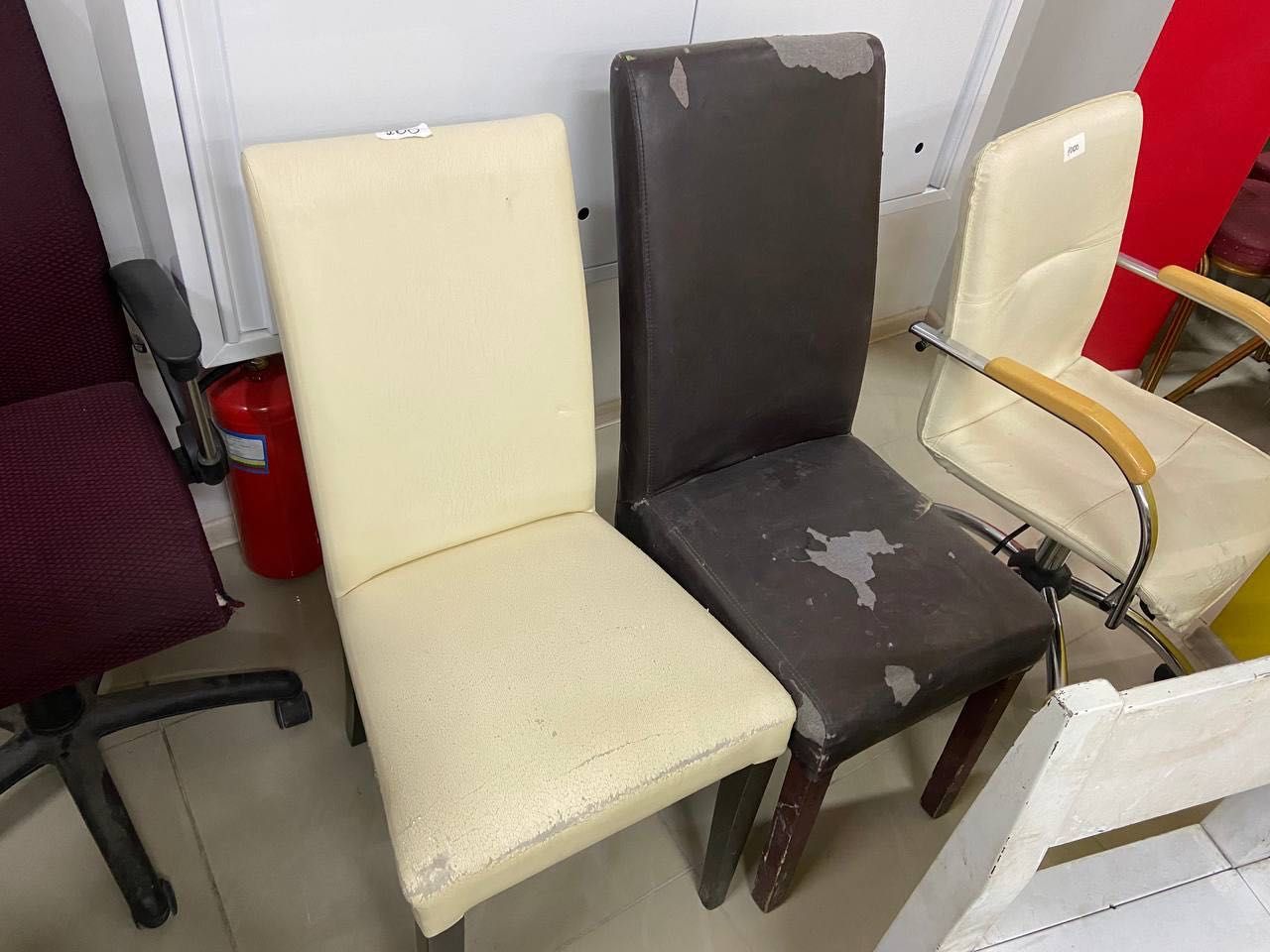РАСПРОДАЖА офисной мебели стулья кресла руководителя на колёсах