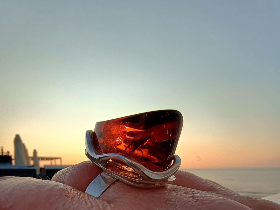 Duży srebrny sygnowany pierścionek regulowany z koniakowym bursztynem