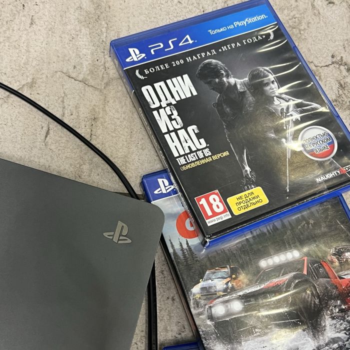 Sony PlayStation 4 S на 1 тб+2 джойстика+7 игр
