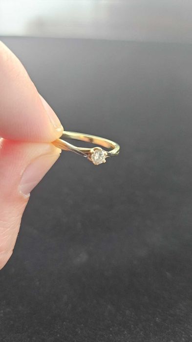 Pierścionek zaręczynowy złoty z diamentem