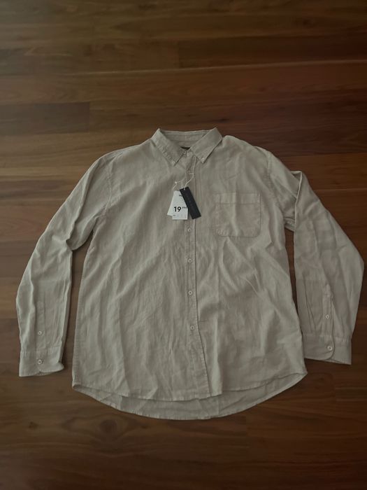 Camisa de linha bege.