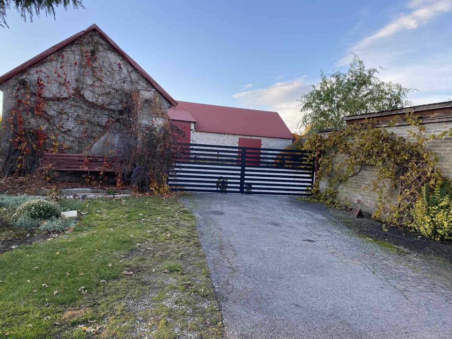 Zadbany dom  , duże budynki ,  2,34 ha ziemi wokół bud.