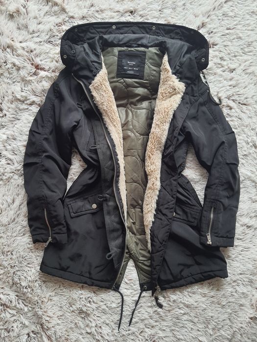 Czarna ciepła kurtka Bershka S/36