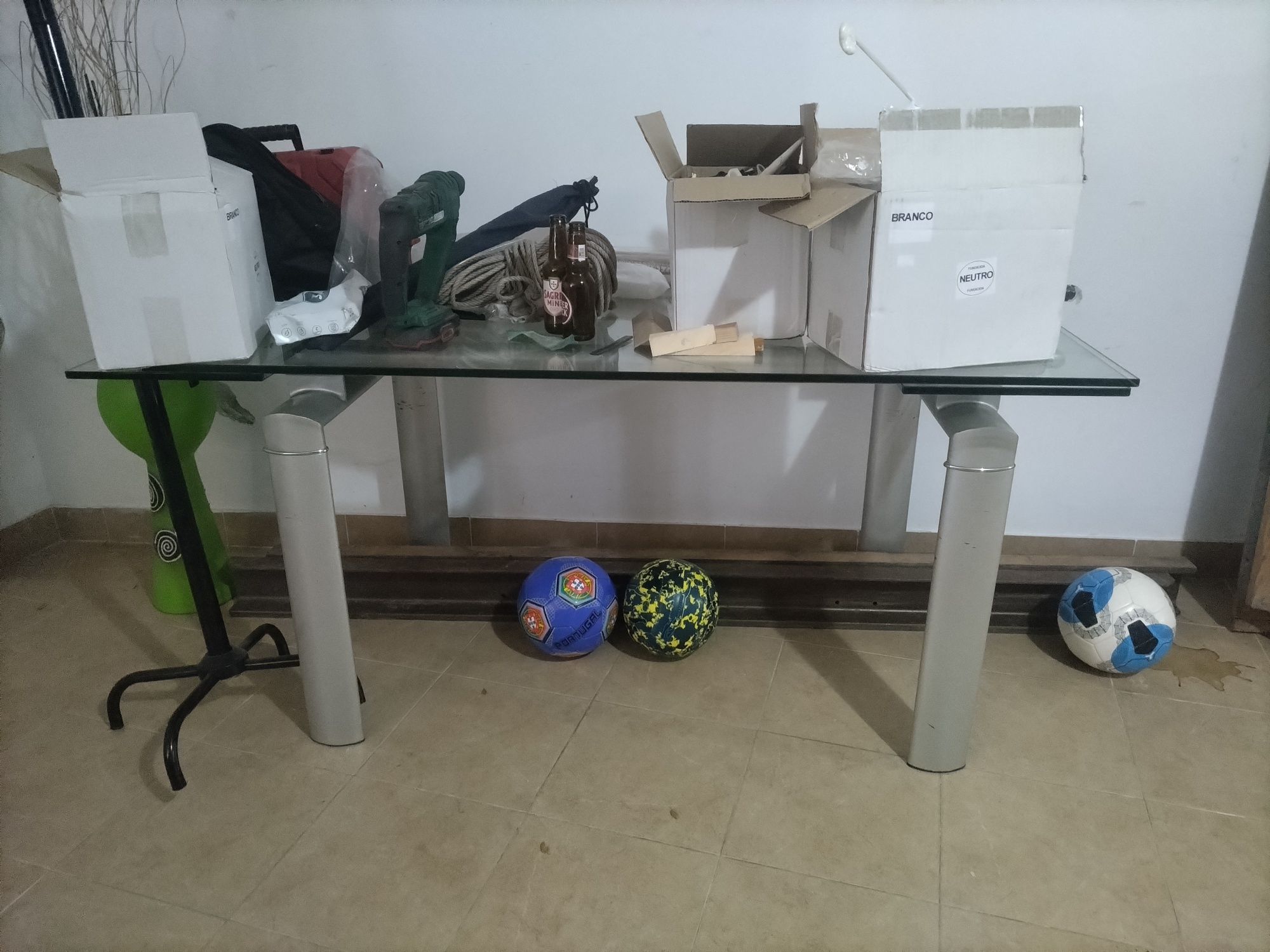 Mesa de vidro com cadeiras
