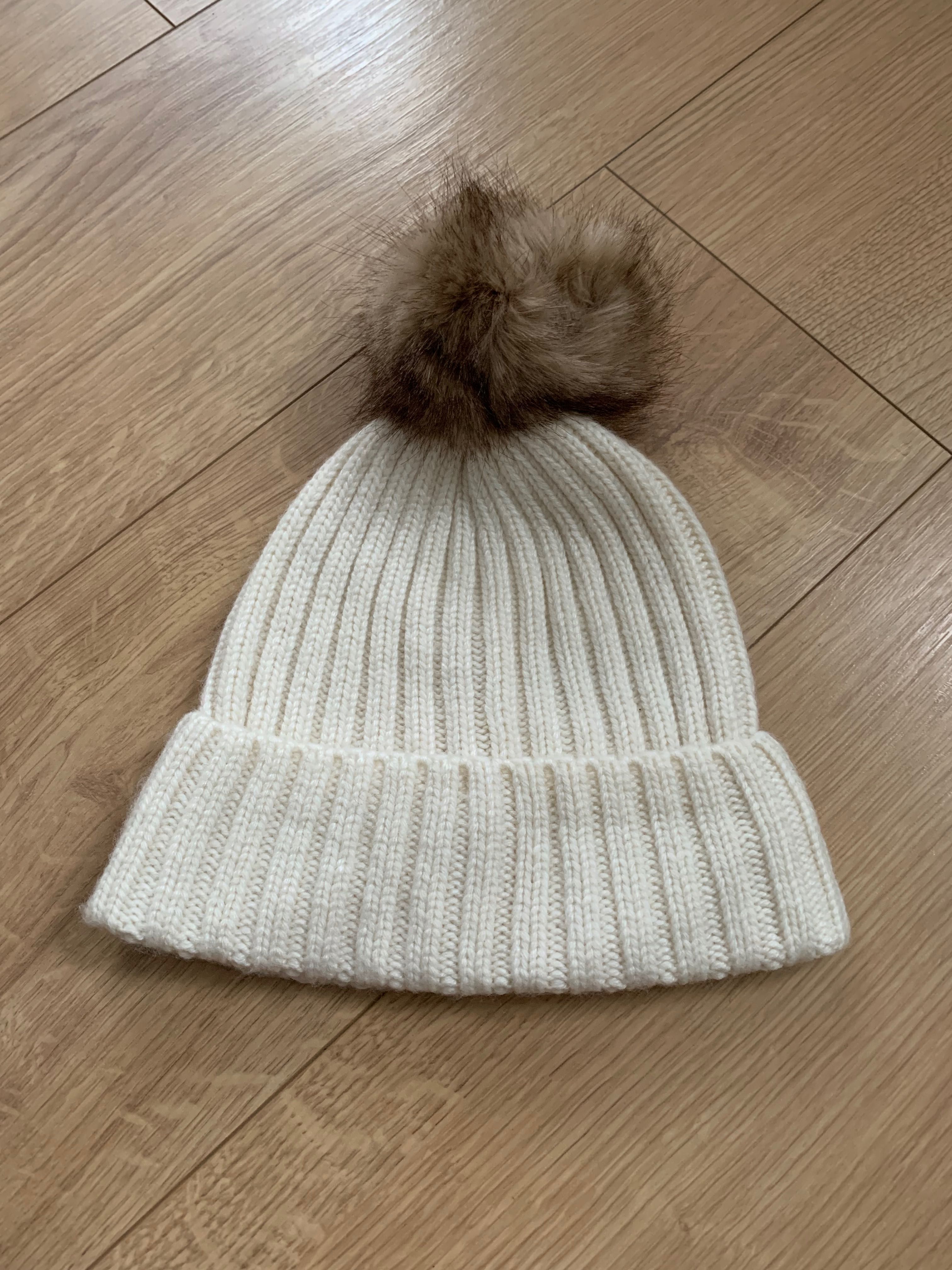 Czapka beanie kremowy biały pompon H&M