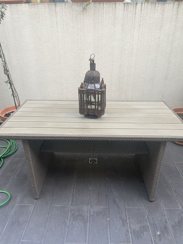 Mesa: Aço, madeira artificial e rattan sintético. L74 x C145 x A67 cm