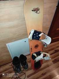 Deska snowboardowa i buty.
