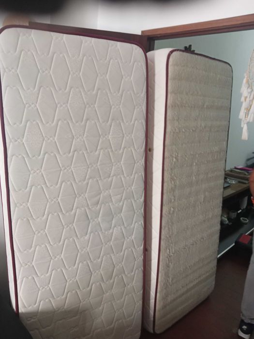 Vendo 2 colchões de solteiro. Medidas 1,89 por 76 cm. Como novos