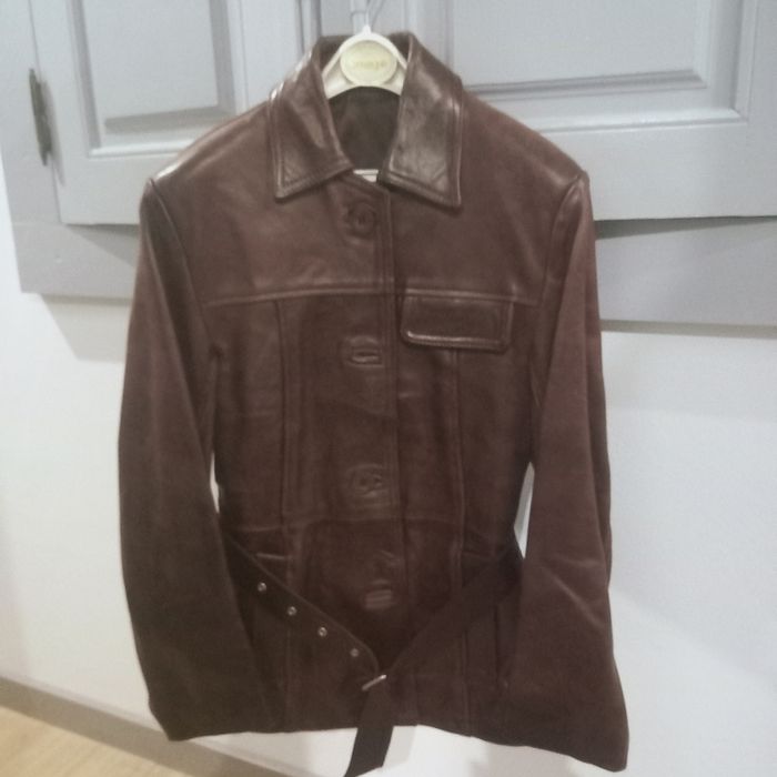 Casaco de cabedal novo.