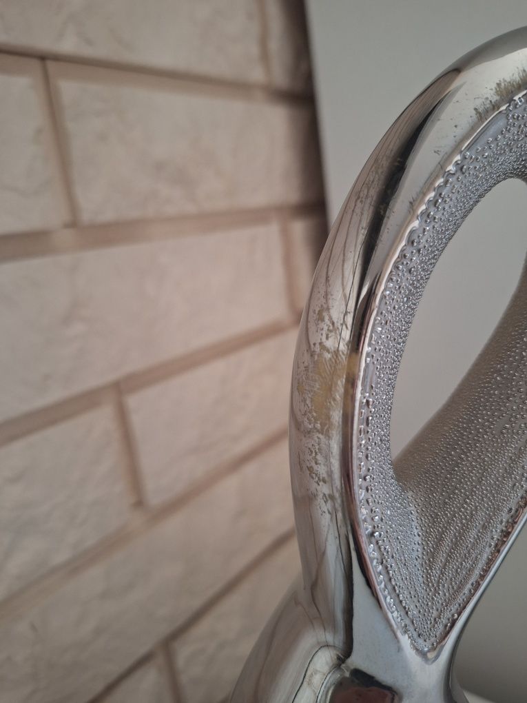 Dekoracje do salonu: wazon i figurka Home&You