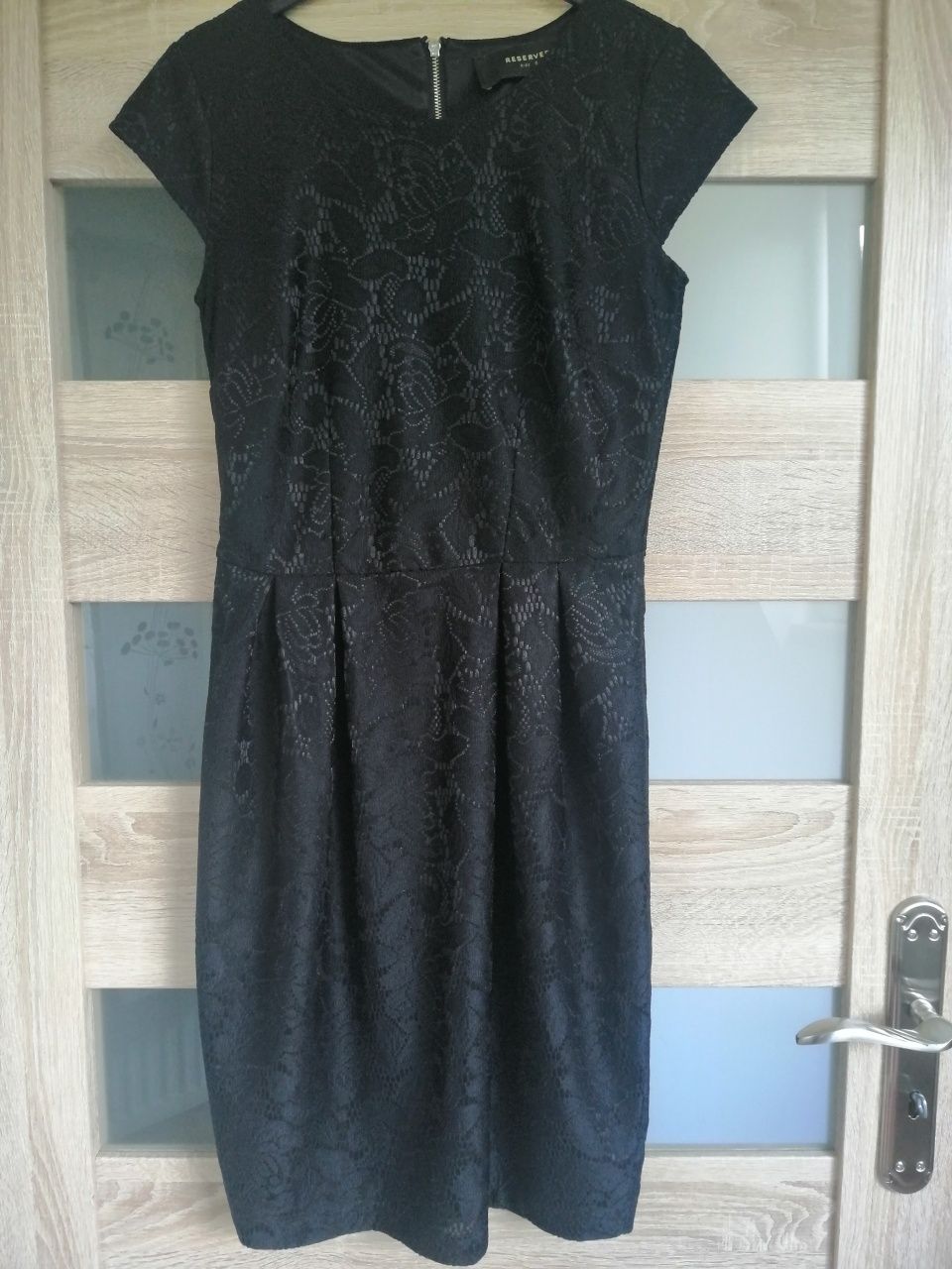 Czarna sukienka ołówkowa koronka Reserved, rozmiar S