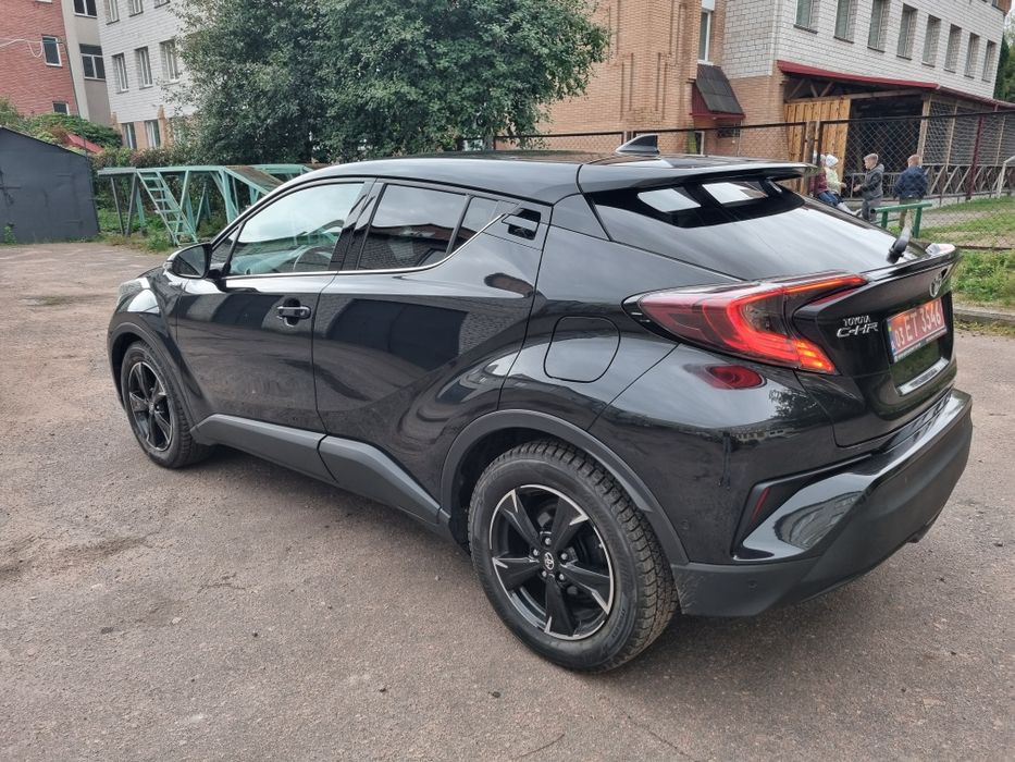 Toyota C-HR 2019 гибрид