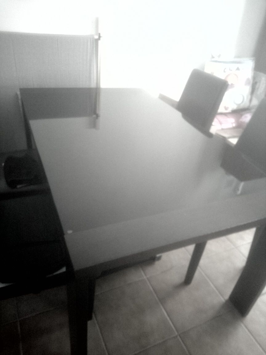 Vendo mesa de Vidro extensível com 4 cadeiras de pele