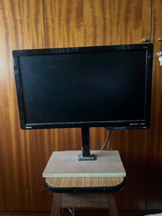 Monitor BenQ com suporte em madeira