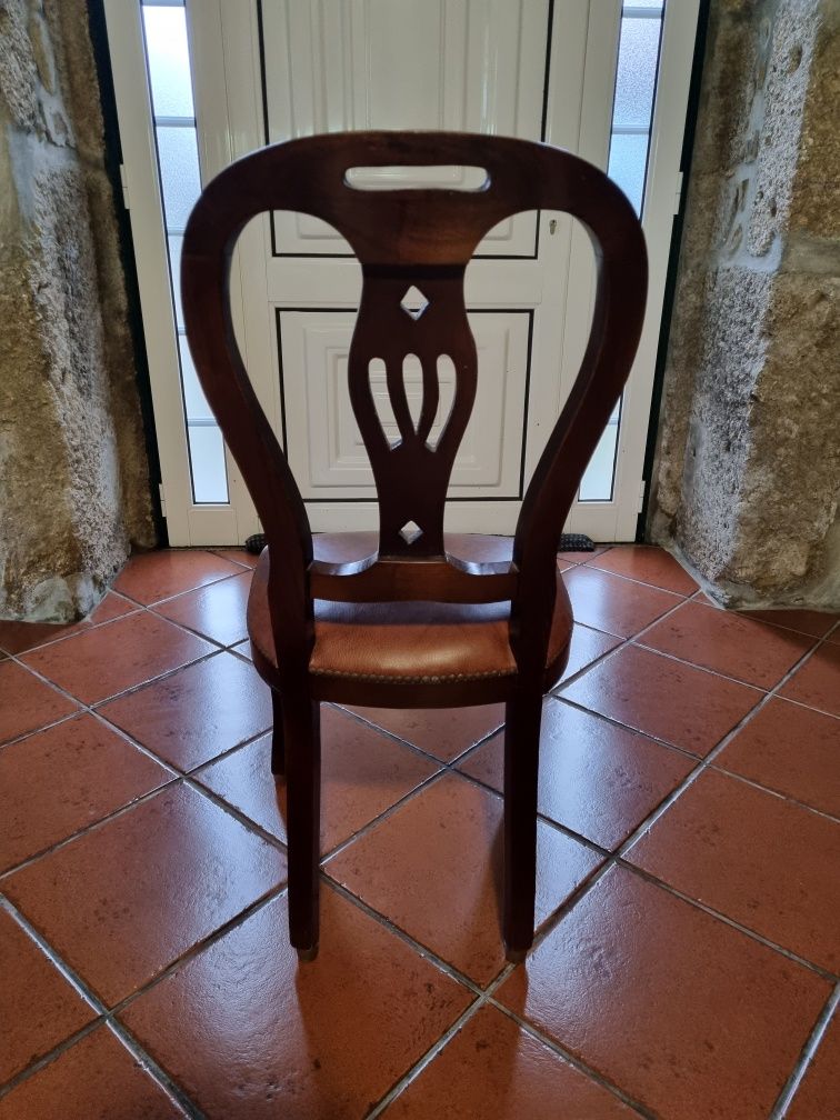 Mesa de jantar + 6 cadeiras + armário