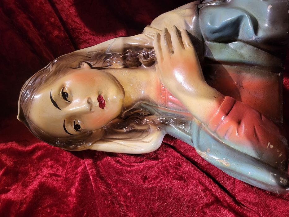 Stare popiersie Matki Boskiej Maryja Bolesna