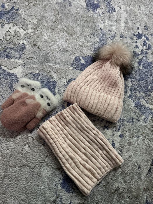 Комплект шапки та куравички на дівчинку 5-6 років