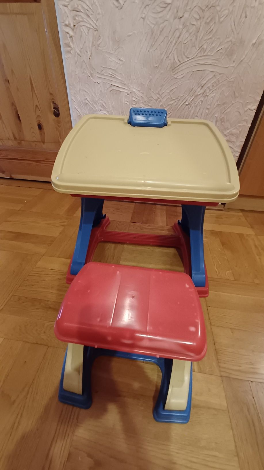 Stolik sztaluga z krzesełkiem dla dziecka