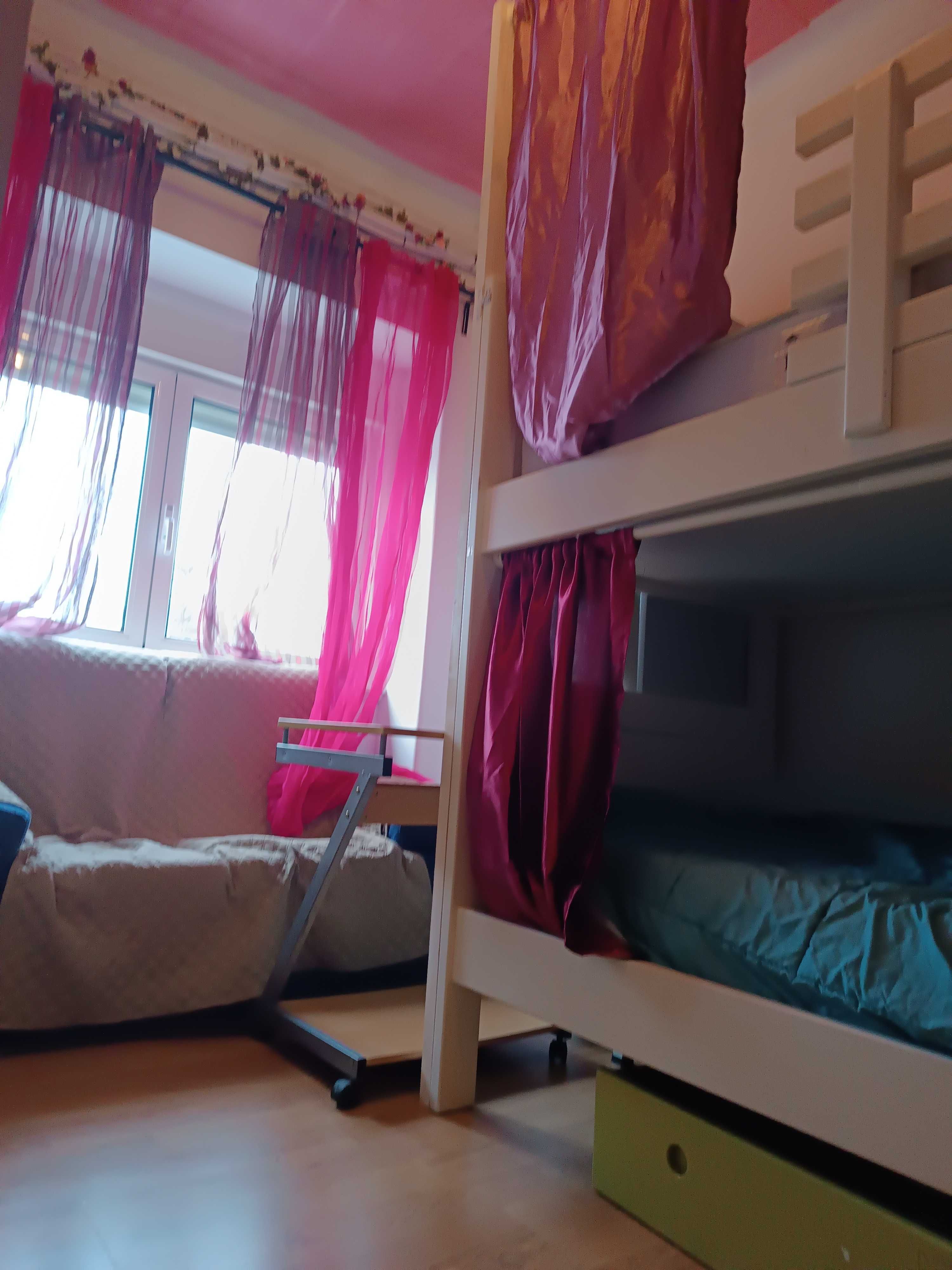 Quarto com Beliche, 2 Secretárias, para 2 Estudantes (Mulheres)