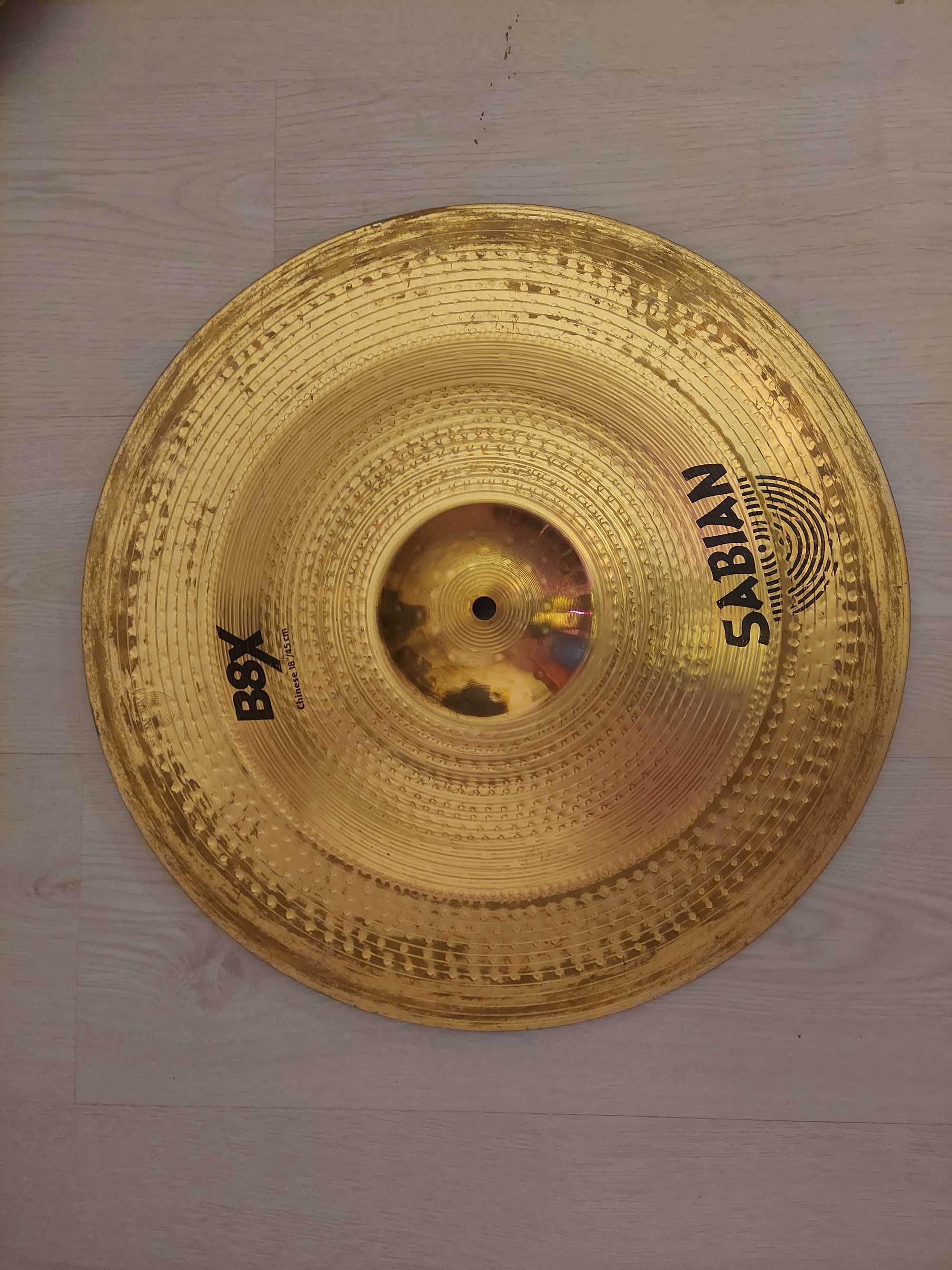 Pratos Zildjian A Custom e Sabian B8X