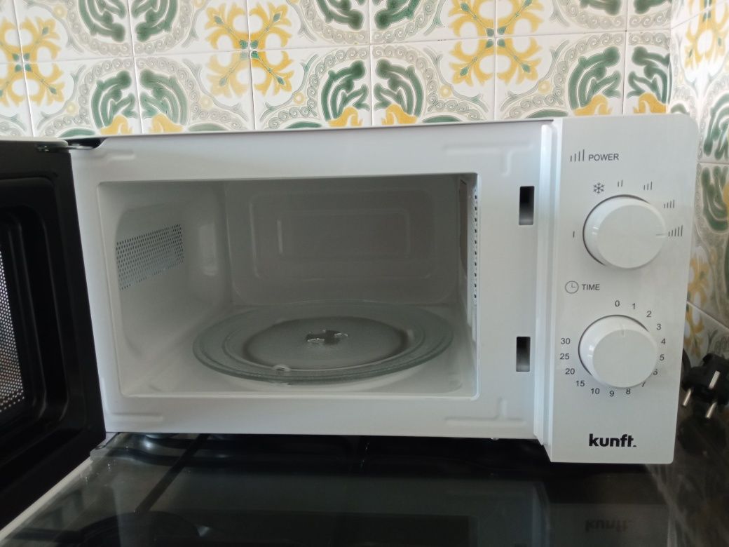 Microondas kunft  20L
