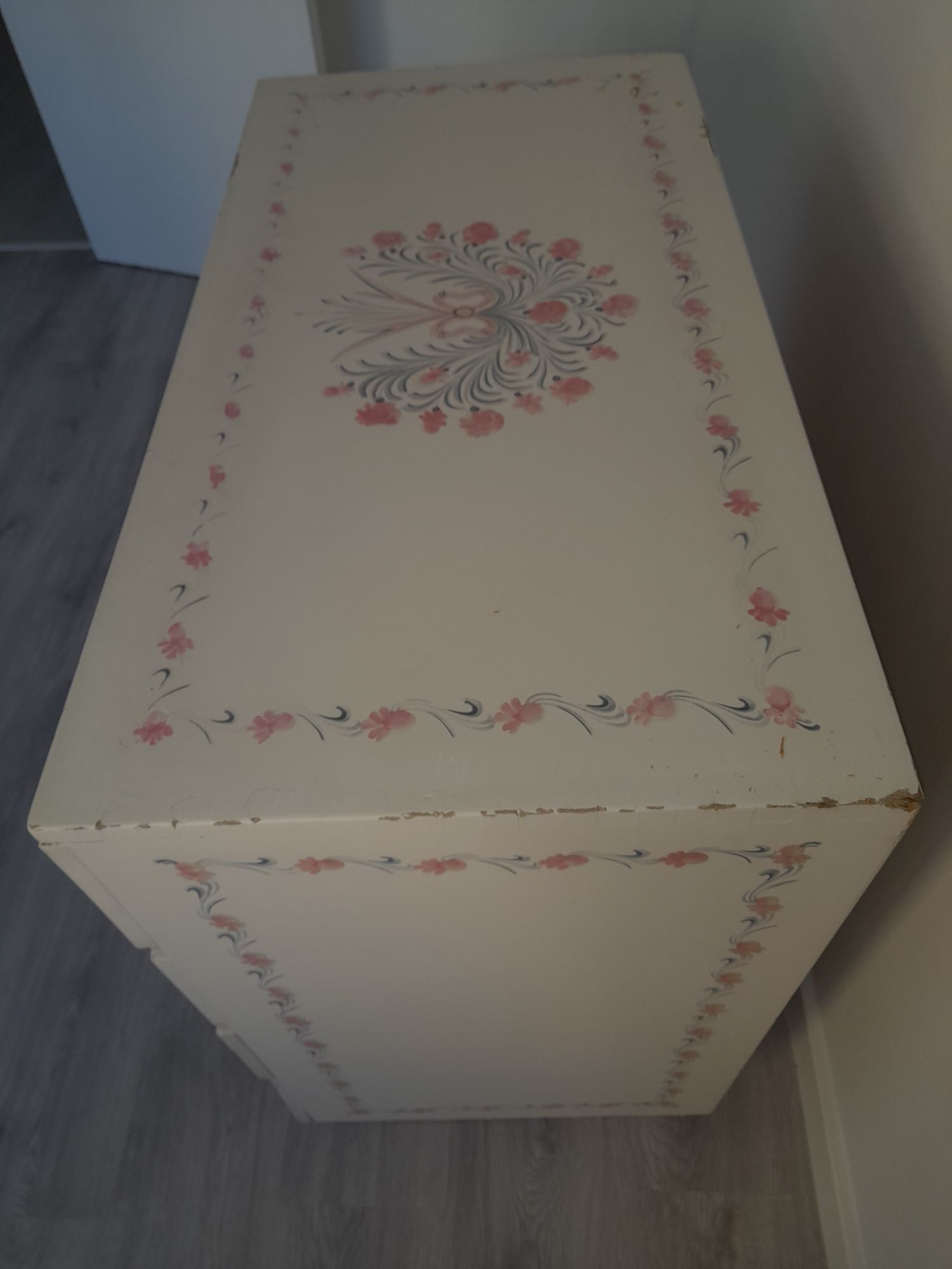 Comeda branca trabalhada com algumas marcas de uso .
