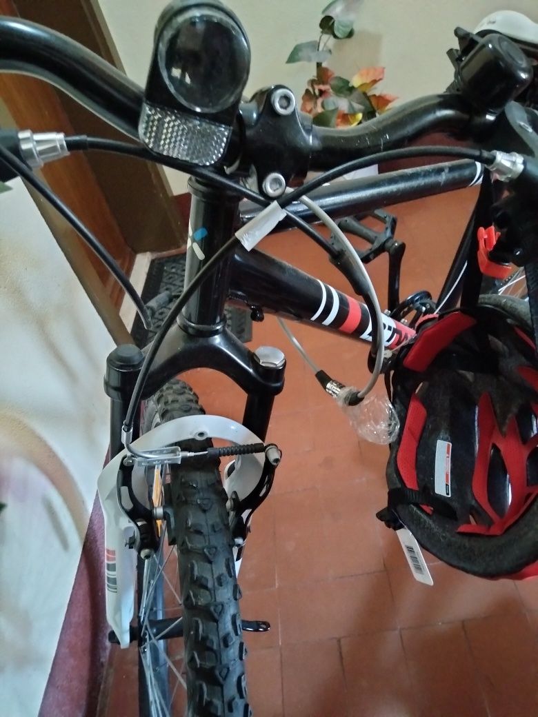 Bicicleta nova nunca usada. SeBranca e vermelha.