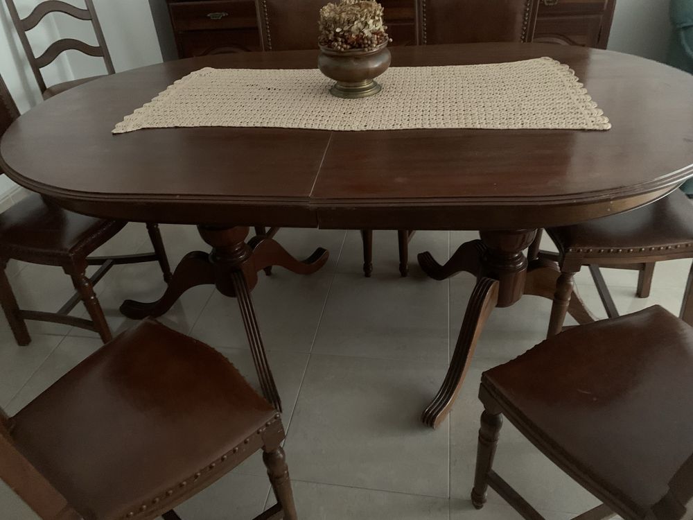 Móvel de sala com mesa de refeição e 8 cadeiras